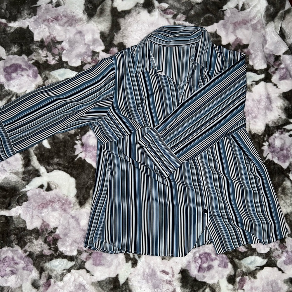 Women’s Medium Button-Up Long Sleeve Dress Shirt